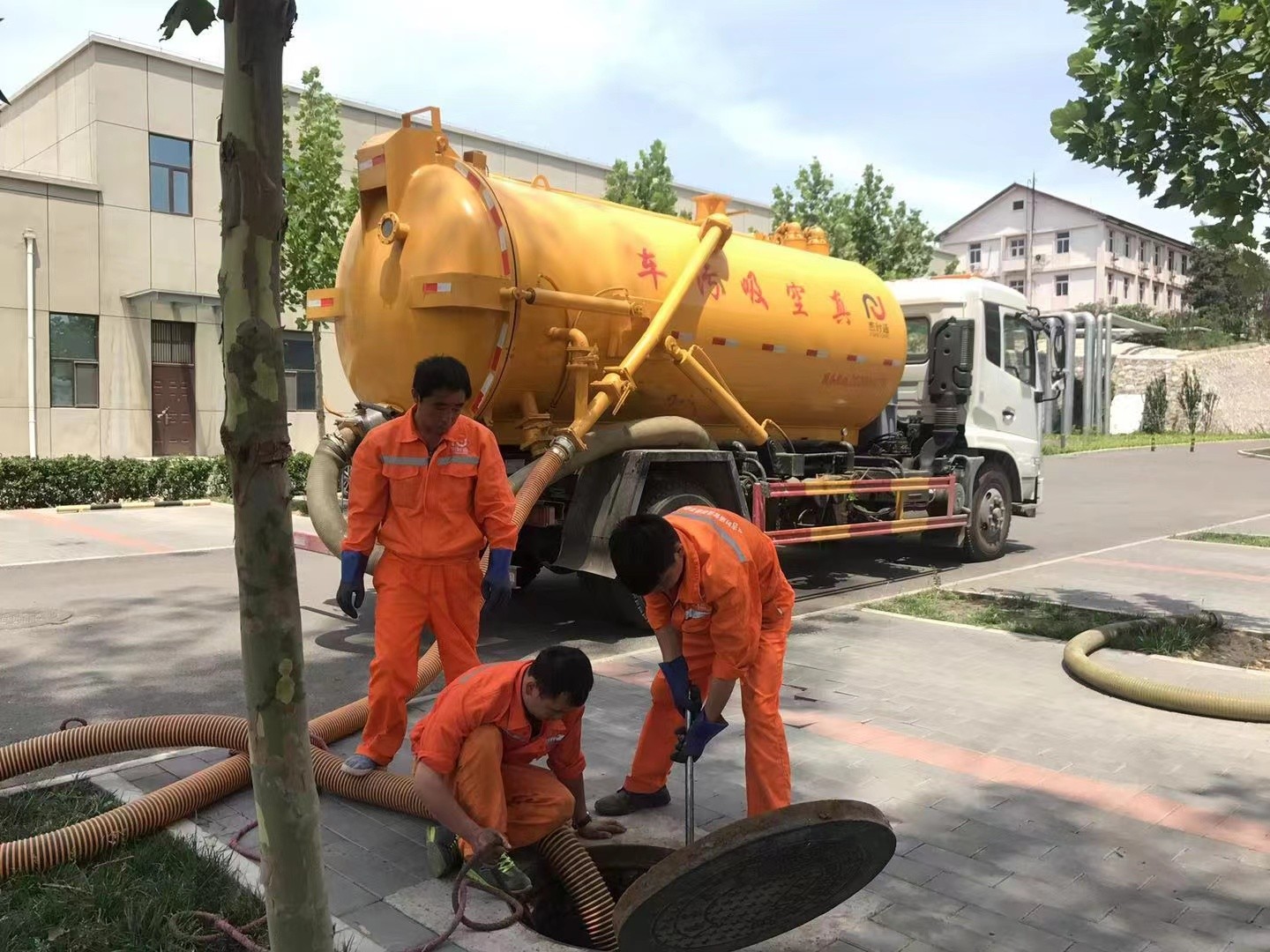 突泉管道疏通车停在窨井附近