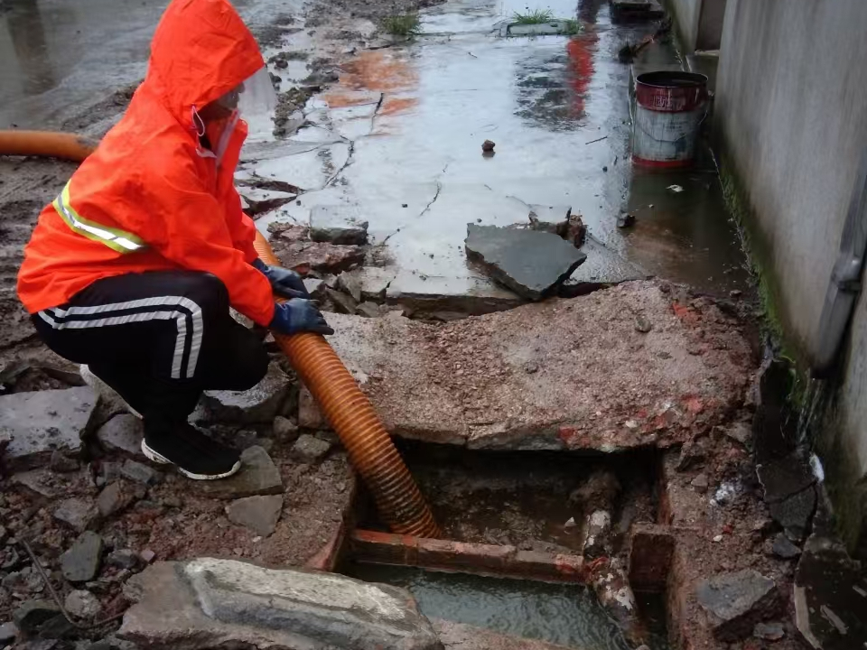 突泉专业清理污水池 炜誉市政以规范流程守护城市 “肠道”