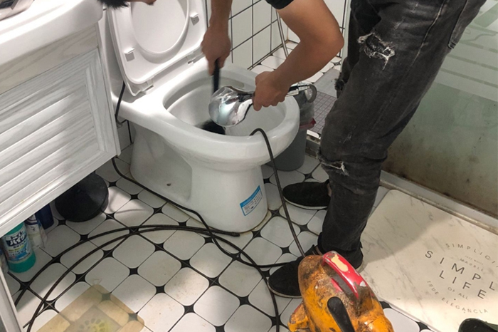 突泉马桶堵塞自己疏通还是找师傅?专业上门服务让你省时更省心